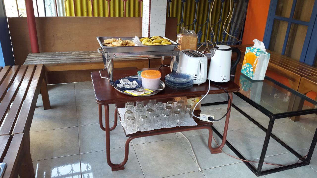 Centro Hostel Лабуан-Бахо Экстерьер фото
