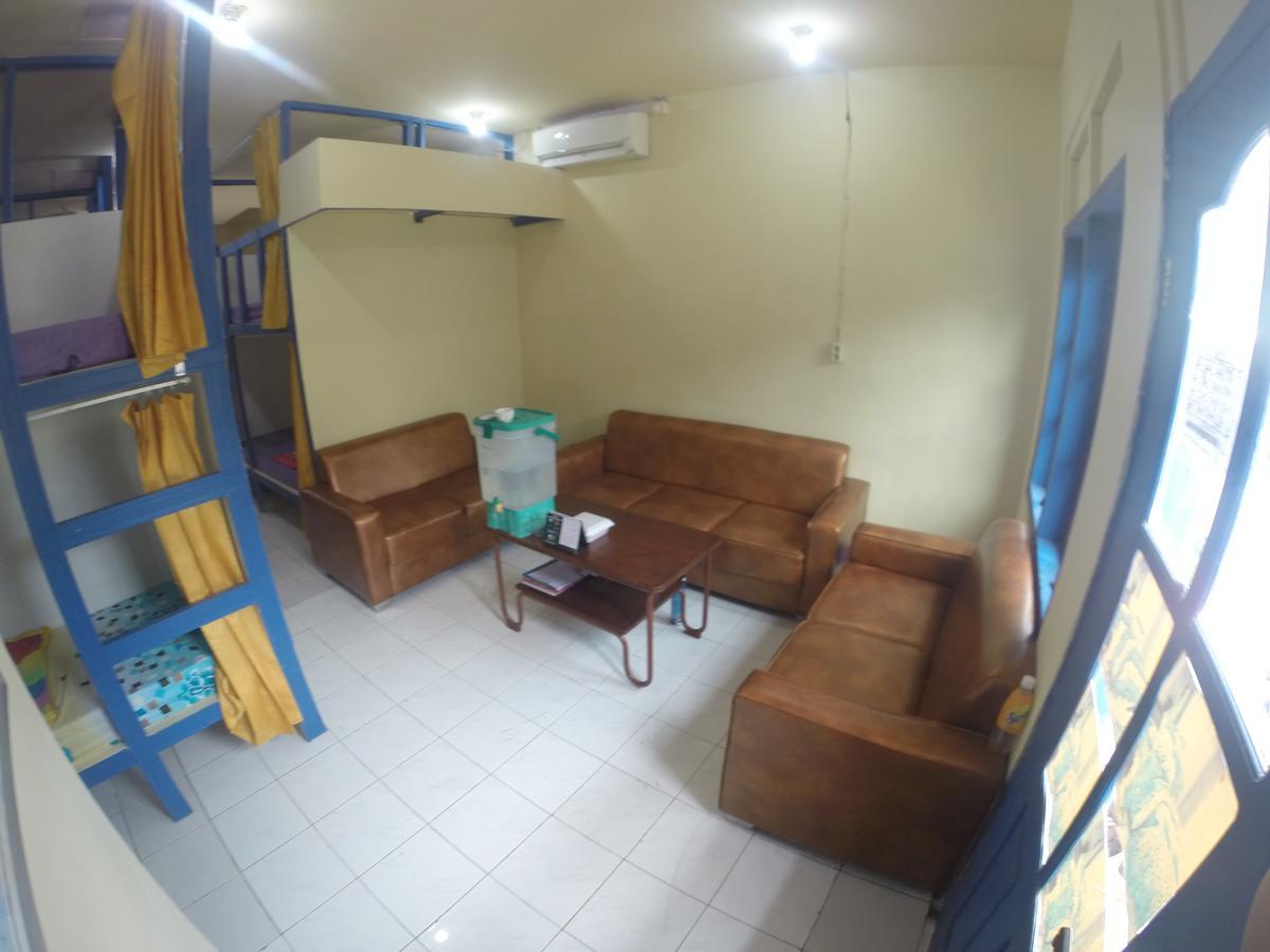 Centro Hostel Лабуан-Бахо Экстерьер фото